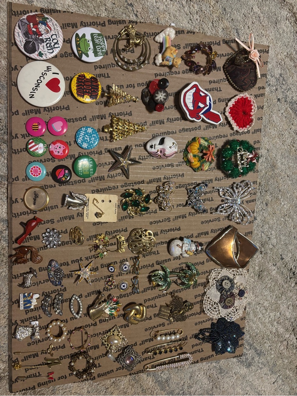 69ct Assorted Vintage Costume Jewelry  brooches and pins